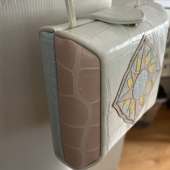 Ande White Structured Box Bag With Croc Appliqué Crossbody Strap - Picture 3 of 12